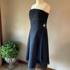 SB BOUTIQUE formal strapless midi dress black chiffon overlay fit and flare 6/8